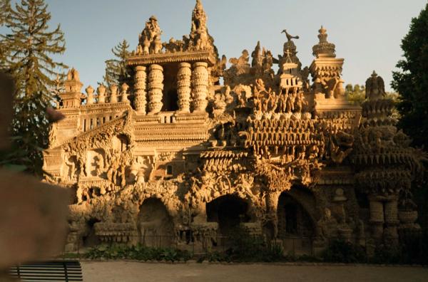 Bild 1 von 2: Am Ende des 19. Jahrhunderts baut Joseph Ferdinand Cheval einen Palast, den er der Natur und der Brüderlichkeit unter den Menschen gewidmet hat.