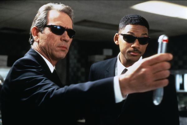 Bild 1 von 9: Der humorlose Agent K (Tommy Lee Jones, l.) hat einige Probleme mit seinem neuen Partner J (Will Smith, r.), einem jungen farbigen Cop, der es mit den Vorschriften und Regeln nicht so genau nimmt ...