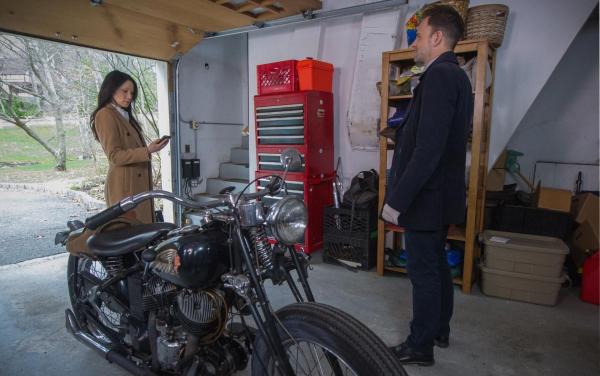 Bild 1 von 7: Während Watson (Lucy Liu, l.) mit Holmes (Jonny Lee Miller, r.) einen Doppelmord untersucht, der viele Fragen aufwirft, droht ihr eingeschleuster Spion bei Morland aufzufliegen ...