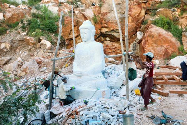 Bild 1 von 4: Knapp 60 Kilometer nördlich von Mandalay liegen die Marmorsteinbrüche. Sie liefern einen besonders feinen weißen Stein zur Herstellung von Buddha-Statuen.