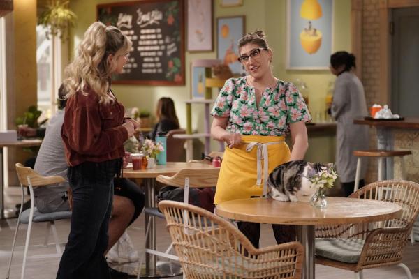 Bild 1 von 15: Zoey (Margie Mays, l.); Kat (Mayim Bialik, r.)