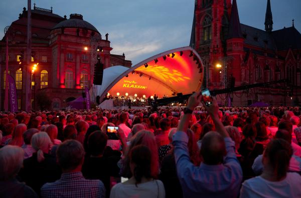 Bild 1 von 4: Kulturhauptstadt Europas 2025. Im Zusammenspiel mit der Robert-Schumann-Philharmonie, der Mezzo-  Sopranistin Theodora Baka und Omar Massa am Bandoneon gestaltet das MDR-Sinfonieorchester ein  farbenprächtiges, von südamerikanischen Klängen geprägtes Programm.