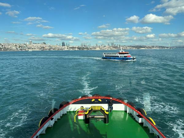 Bild 1 von 8: Im Bild: In der Türkei passieren rund 40.000 Schiffe jährlich den Bosporus. Korrespondentin Katharina Wagner begleitet einen der Bosporus-Lotsen bei seiner herausfordernden Arbeit.