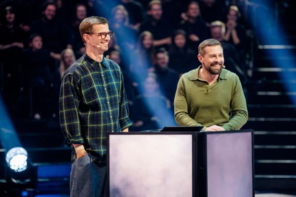 Bild 1 von 11: Joko Winterscheidt (l.); Klaas Heufer-Umlauf (r.)