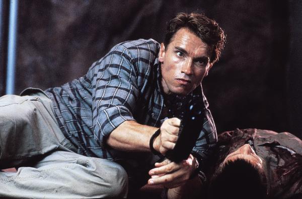 Bild 1 von 9: Wird es Douglas Quaid (Arnold Schwarzenegger) wirklich gelingen, gegen alle Widerstände seine wahre Identität zurückzuerlangen?