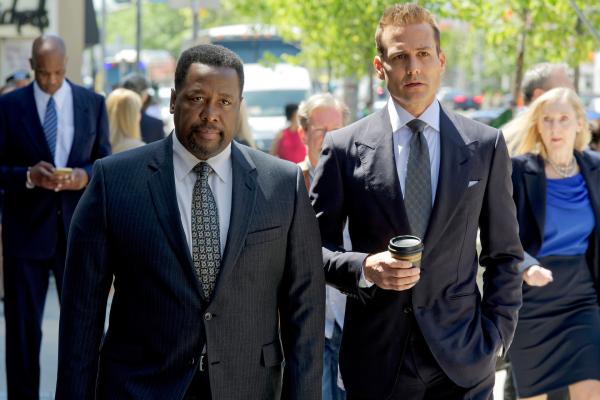 Bild 1 von 2: Der Machtkampf von Samantha und Alex, wer der nächste Namenspartner wird, belastet die Atmosphäre innerhalb der Kanzlei. Harvey (Gabriel Macht, r.) und Robert (Wendell Pierce) wollen diesem Konflikt ein Ende bereiten.