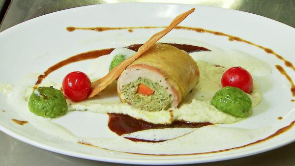 Bild 1 von 10: Im Bild: Die Hauptspeise beim Almkräutermenü:  Saltimbocca vom Perlhuhn, gefüllt mit Salbei und Speck, dazu Almkerbel-Gnocchi.