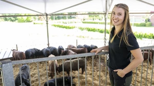 Bild 1 von 3: Zum Auftakt geht es nach Ostwestfalen-Lippe. Am Rand des Teutoburger Waldes, in Lage, setzt Leonie Froböse auf moderne Landwirtschaft. Zusammen mit ihrem Mann Janis kümmert sich die Junglandwirtin um Schwäbisch-Hällische Landschweine.
