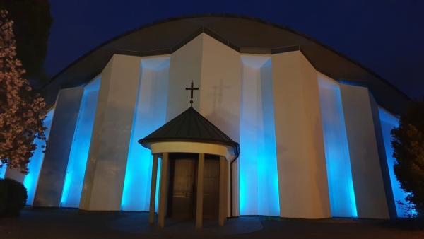Bild 1 von 2: Der katholische Gottesdienst findet in der Kirche St. Suitbert in Essen statt.