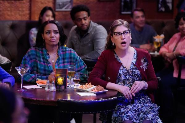 Bild 1 von 15: Randi (Kyla Pratt, l.); Kat (Mayim Bialik, r.)