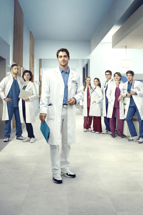 Bild 1 von 11: (vorne Mitte) Dr. Niklas Ahrend (Roy Peter Link); (hinten v.l.n.r.) Dr. Matteo Moreau (Mike Adler); Prof. Dr. Karin Patzelt (Marijam Agischewa); Julia Berger (Mirka Pigulla); Annika Rösler (Paula Schramm); Elias Bähr (Stefan Ruppe); Dr. Theresa Koshka (Katharina Nesytowa); Ben Ahlbeck (Philipp Danne)