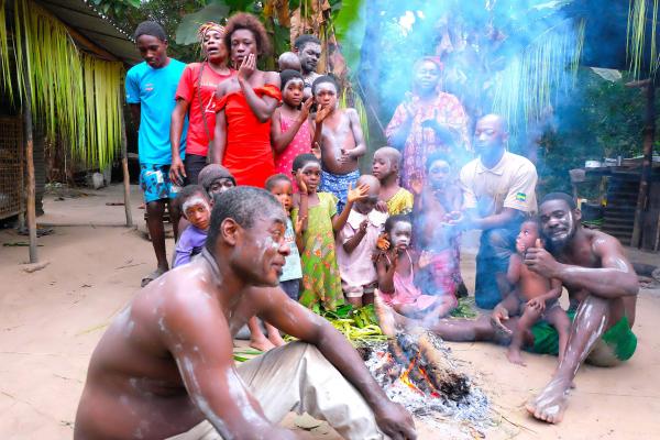 Bild 1 von 7: Anhänger der Bwiti Religion, Dorfgemeinschaft von Mojo im Loango Nationalpark.