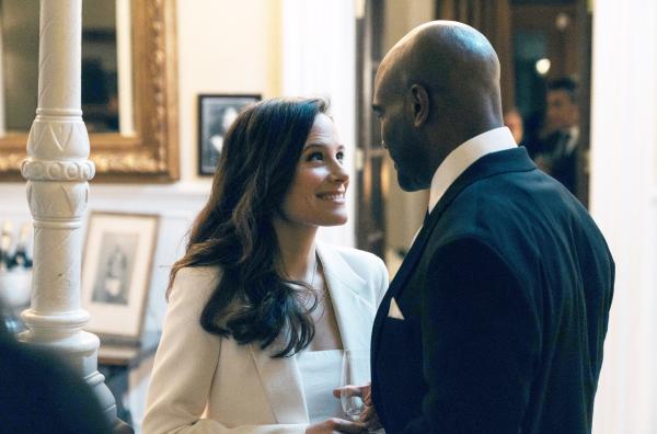 Bild 1 von 2: Ein erfolgreiches Paar: Anwältin Sarah Deléan (Caroline Dhavernas) feiert mit ihrem Freund Jared (Ako Chanoine) seine Beförderung.