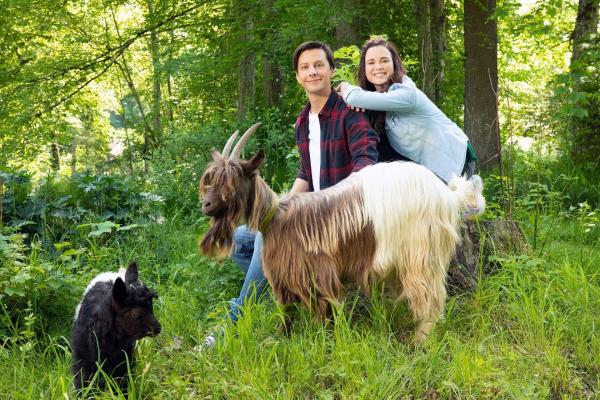 Bild 1 von 21: Es wird wild und witzig im Disney Channel! Im TIERDUELL treten unsere beiden Moderatoren Patricia und Jojo gegeneinander an, um knifflige Tierrätsel zu lösen! Immer abwechselnd stellen sie sich gegenseitig die Aufgabe, ein Tier anhand von drei charakteristischen Eigenschaften zu finden. Zum Beispiel: \