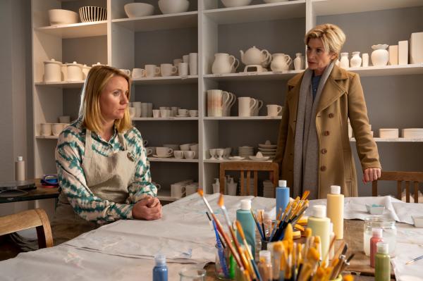 Bild 1 von 4: Als die Leiterin eines Seniorenheims erschlagen aufgefunden wird, befragt Kriminalhauptkommissarin Martina Seiffert (Astrid M. Fünderich, r.) auch Sabine Brunner (Winnie Böwe, l.). Ihre Mutter wohnt in der Einrichtung, sollte aber auf Geheiß der Heimleiterin vom betreuten Wohnen in ein Pflegeheim verlegt werden. Das hätte sich die Tochter jedoch niemals leisten können. Kam es darüber zum tödlichen Streit?