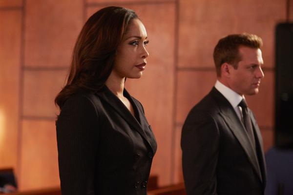 Bild 1 von 2: Die Untersuchungen der Börsenaufsicht sind für Jessica (Gina Torres) und Harvey (Gabriel Macht) eine große Belastung. Niemand in der Kanzlei Pearson Specter scheint mehr sicher.