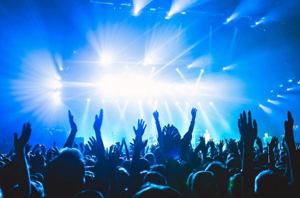 Bild 1 von 4: Gesang wirkt wie ein sozialer Klebstoff für uns: Wer gemeinsam singt, fühlt sich anderen näher.