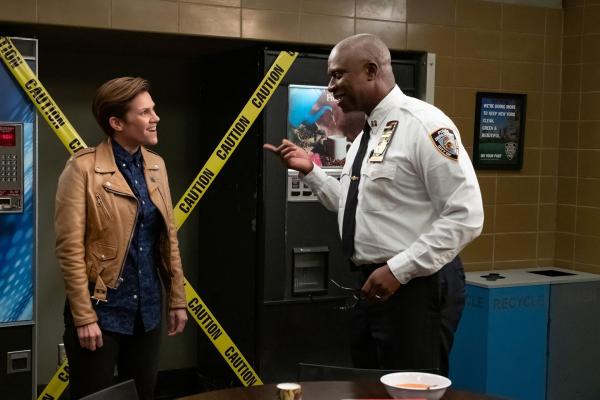 Bild 1 von 15: Jocelyn (Cameron Esposito, l.); Captain Ray Holt (André Braugher, r.)