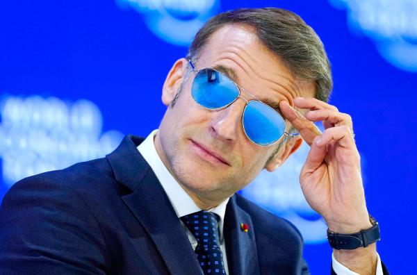 Bild 1 von 1: Die verspiegelte Aviator-Sonnenbrille machte Emmanuel Macrons Rede auf dem Weltwirtschaftsforum in Davos zu einem viralen Hit und wurde als Zeichen der Stärke Europas gegenüber dem US-amerikanischen Imperialismus wahrgenommen.