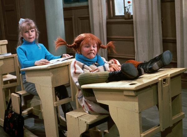 Bild 1 von 3: An ihrem ersten Tag in der Schule benimmt sich Pippi (Inger Nilsson) nicht so, wie man es von einem Schulkind erwartet.