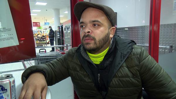 Bild 1 von 3: Christopher plagt Heimweh. Der Bremerhavener ist nicht nur an der Nordsee zu Hause, sondern hat auch noch die amerikanische Staatsbürgerschaft. Einen Trip in die USA plant er schon länger - allerdings fehlen ihm die finanziellen Mittel.