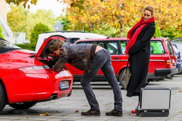 Bild 1 von 5: Mike Pröpper (Remo Schulze) und Dr. Helena von Arnstett (Claudia Hiersche).