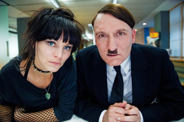 Bild 1 von 13: Die junge Sekretärin Fräulein Krömeier (Franziska Wulf, l.) soll Adolf Hitler (Oliver Masucci, r.) zur Seite stehen, als dieser sich im Wirrwarr der modernen Welt zurechtzufinden versucht ...