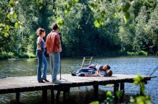 Bild 1 von 31: Im Bild: Leo (Aurel Klug, rechts unten) irritiert es, wie sehr Elias (Orlando Lenzen, 2.v.l.) die Liebes-Scharade mit Lale (Yeliz Simsek, rechts oben) pusht. Olivia (Soraya Bouabsa, l.) steht neben Leo.