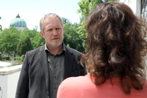 Bild 1 von 19: Im Bild: Harald Krassnitzer (Paul Kemp), Martina Stilp (Sophie Benk).