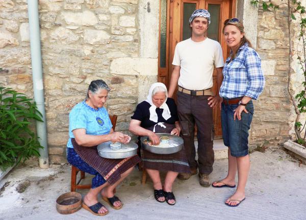 Bild 1 von 2: Moderatorin Wasiliki Goutziomitros (r.) mit Mastixbauer Wasillis Ballas (2.v.r.).