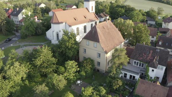 Bild 1 von 5: Das Pfarrhaus in Kitzingen-Hoheim ist die Heimat für eine Kolonie Grauer Langohren, eine Langohrfledermaus-Art.