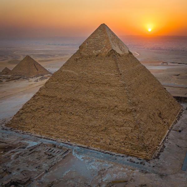 Bild 1 von 10: Die große Pyramide von Gizeh. Sie besteht aus drei Millionen Steinen. Wie die Ägypter es schaffen konnten, diese Steine auf das Gizeh-Plateau zu transportieren, lösten erst neuste wissenschaftliche Erkenntnisse über den Nil.