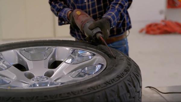 Bild 1 von 3: Illegale Drogen werden meist extrem aufwendig versteckt. Selbst Reifen dienen als perfektes Versteck vor den Augen der Beamten.