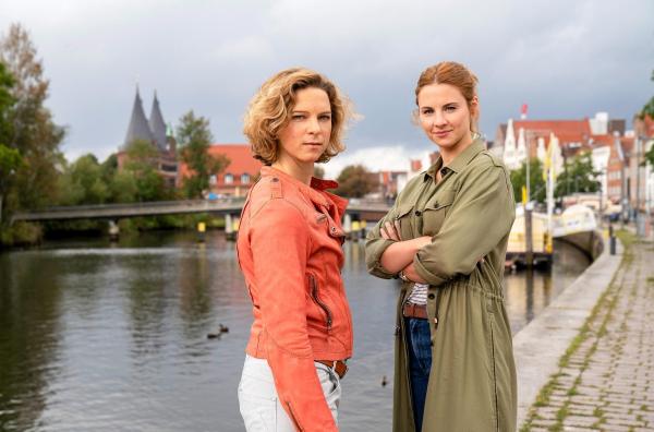 Bild 1 von 11: Im Bild (v.li.): Anjorka Strechel (Tomke Jenssen), Julia E. Lenska (Nina Weiss).