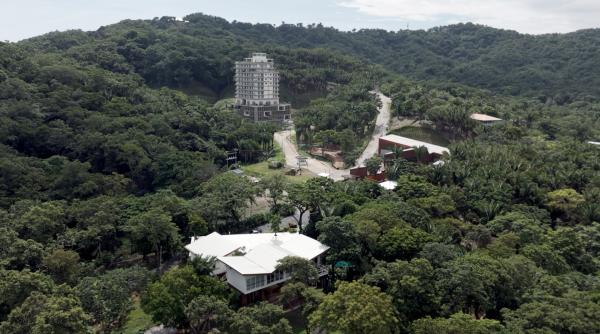 Bild 1 von 8: Blick über die ersten Gebäude der Privatstadt Próspera auf der Insel Roatán. Bisher sind es nur vereinzelte Gebäude, langfristig sollten hier jedoch 150.000 Einwohner zuziehen.