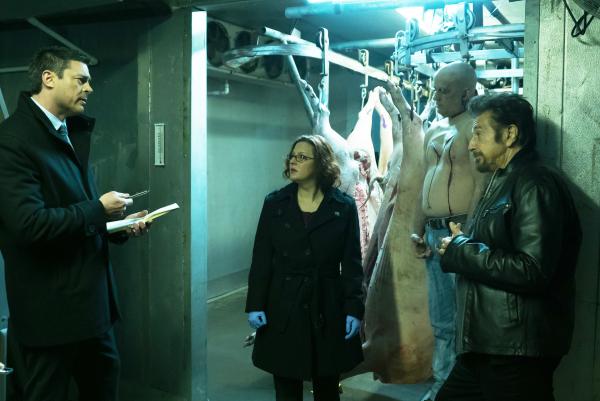 Bild 1 von 15: Dr. Abby Westlin (Sloane Warren, M.) versorgt die Ermittler Ruiney (Karl Urban, l.) und Archer (Al Pacino, r.) noch am Tatort mit ihren ersten Erkenntnissen.
