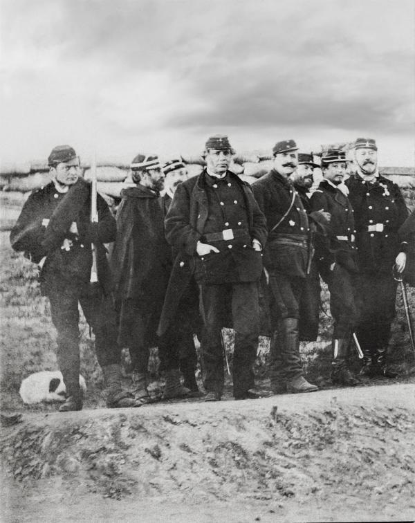 Bild 1 von 7: Angehörige der Pariser Nationalgarde auf Posten außerhalb der Festungsmauern der belagerten Stadt.