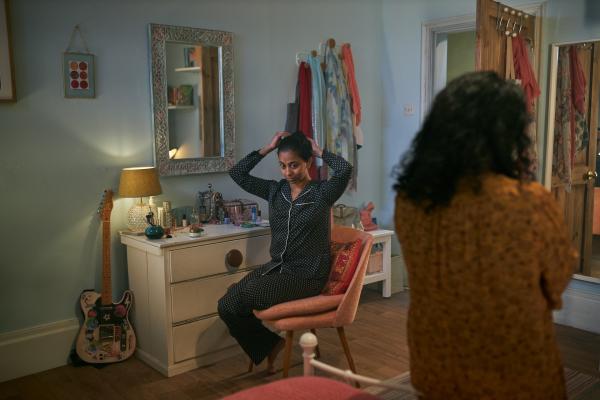 Bild 1 von 3: Amina (Anjana Vasan, l.) hat eine Freundin mit nach Hause gebracht - und erzählt ihrer Mutter Seema (Shobu Kapoor, r.) zum ersten Mal von ihrer Punkband \
