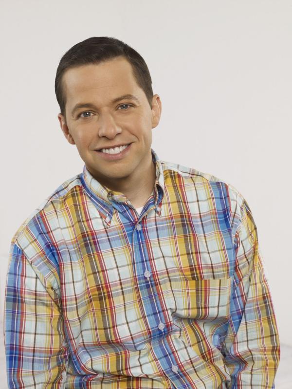 Bild 1 von 11: (6. Staffel) - Der Chiropraktiker Alan Harper (Jon Cryer) ist das genaue Gegenteil seines Bruders Charlie. Gemeinsam leben sie unter einem Dach - das Chaos ist vorprogrammiert ...