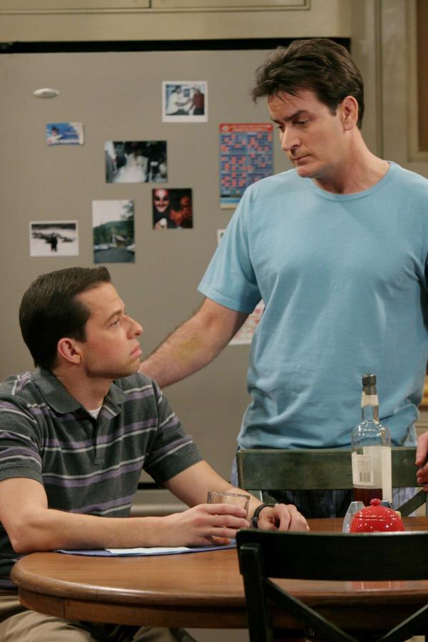 Bild 1 von 7: Alan Harper (Jon Cryer, l.): Charlie Harper (Charlie Sheen, r.)