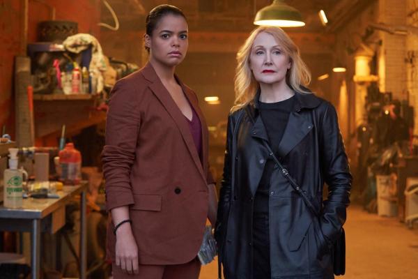 Bild 1 von 7: Sara Beckham (Lydia West, l.); Cornelia Gray (Patricia Clarkson, r.)