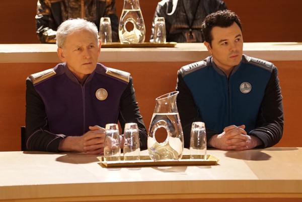 Bild 1 von 17: Admiral Halsey (Victor Garber, l.); Capt. Ed Mercer (Seth MacFarlane, r.)