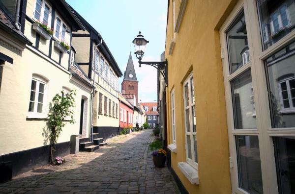 Bild 1 von 2: Als Dänemark im Zweiten Weltkrieg unter deutscher Besatzung stand, gründeten 1941 etwa ein Dutzend Jugendliche aus Aalborg den Churchill Club.