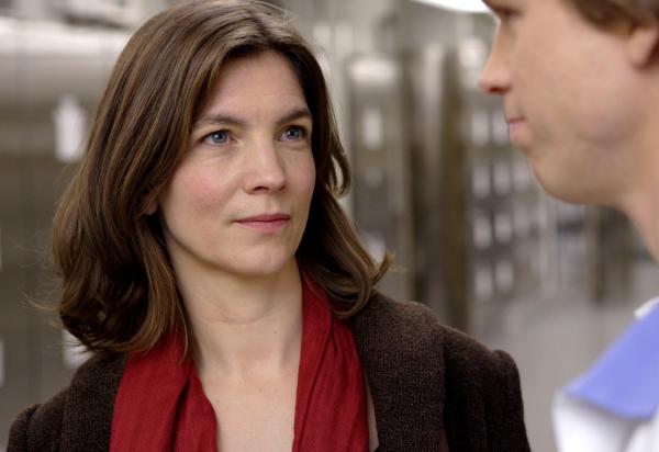 Bild 1 von 15: Irene Huss (Angela Kovacs, links) muss die Identität einer Leiche aufklären, die bis zur Unkenntlichkeit verstümmelt wurde.