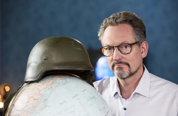 Bild 1 von 1: Die Folgen des Klimawandels wie extreme Wetterereignisse und Ressourcenknappheit verstärken weltweit Konflikte und Migration. Wenn Wasser oder Ernten rar werden, können neue Auseinandersetzungen entstehen. Welche Szenarien und Konfliktpotenziale dabei denkbar sind, erfährt man bei \