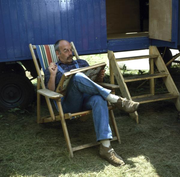 Bild 1 von 3: Peter (Peter Lustig) richtet seinen Bauwagen ein. Das ist gar nicht so einfach. Immerhin sollen eine Küche, ein Bad, eine gemütliche Coach und ein Bett dort Platz finden.