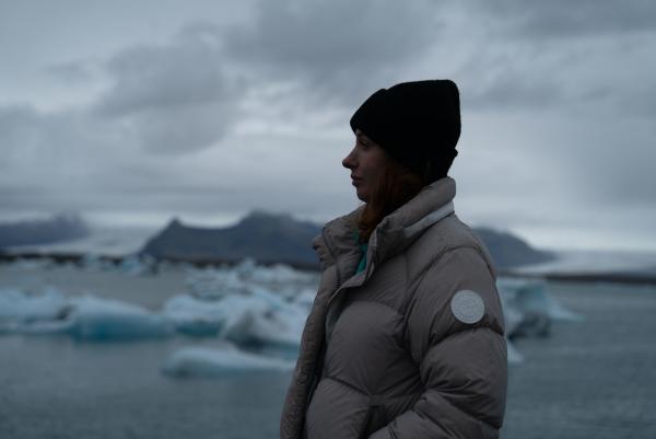 Bild 1 von 13: Hannah Fry at Jökulsárlón lagoon.  (National Geographic/Tess Benjamin)