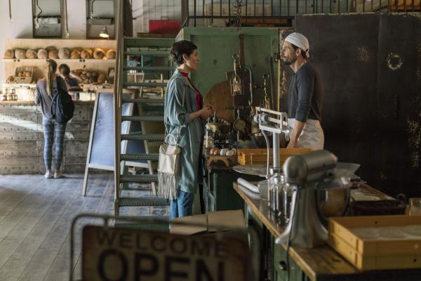 Bild 1 von 14: Als Flugbegleiterin Charlotte (Jasmin Gerat, l.) auf ihrem wöchentlichen Dienstagsflug nach New York Bäcker Klaus (Oliver Mommsen, r.) begegnet und mit ihm eine Fernbeziehung beginnt, gerät ihr Leben endgültig in Turbulenzen ...