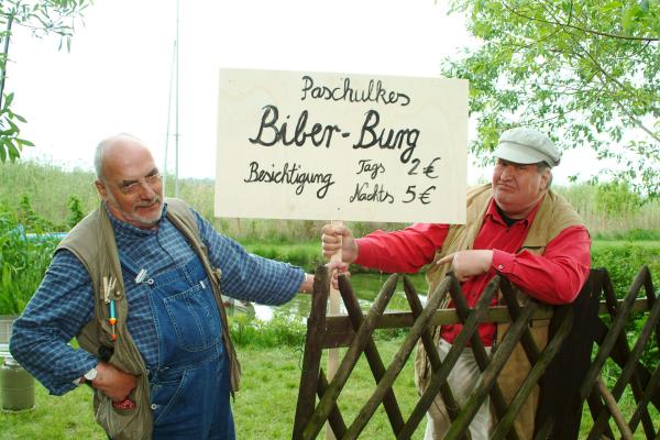 Bild 1 von 4: Jetzt sind die Vorbereitungen fertig! Peter (Peter Lustig, l.) und Paschulke (Helmut Krauss, r.) laden zur Besichtigung der Biber-Burg ein.