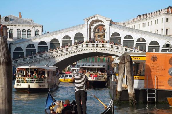 Bild 1 von 3: Im 18. Jahrhundert war Venedig das kulturelle Zentrum Italiens. Komödiendichter Carlo Goldoni hielt hier seinen Zeitgenossen schonungslos den Spiegel vor.